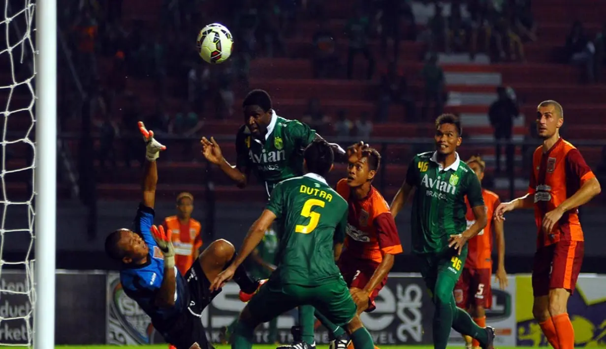 Striker impor Persebaya Emile Mbamba mencetak gol lewat sundulan kepala sekaligus menyamakan skor menjadi 1-1. (Liga Indonesia)