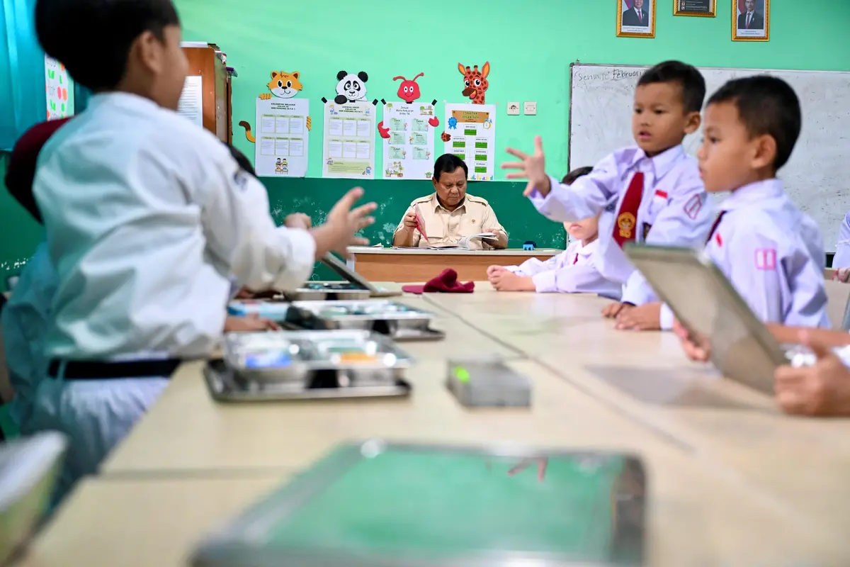 Presiden Prabowo Subianto kembali meninjau langsung pelaksanaan program makan bergizi gratis (MBG) di sekolah, Senin (10/2/2025).