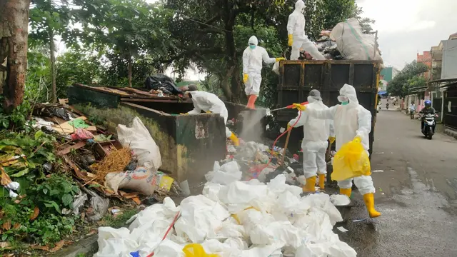 Petugas menyemprotkan cairan disinfektan di tempat limbah medis penanganan Covid-19 ditemukan di TPSS Empang, Kota Bogor