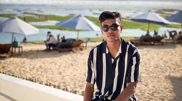 Brylian Negietha Dwiki Aldama atau akrab disapa Brylian memang terkenal sebagai pemain timnas U19 yang memiliki gaya yang keren. Penampilan santainya saat di pantai pun sangat curi perhatian dengan kemeja warna hitam dan putih. (Liputan6.com/IG/@brylianaldamaa)