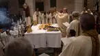 Para jamaat menghadiri Misa Malam Natal di kompleks Gereja Kelahiran Yesus, Kota Betlehem, Tepi Barat, Senin (25/12/2023). (AP Photo/Nasser Nasser, Pool)