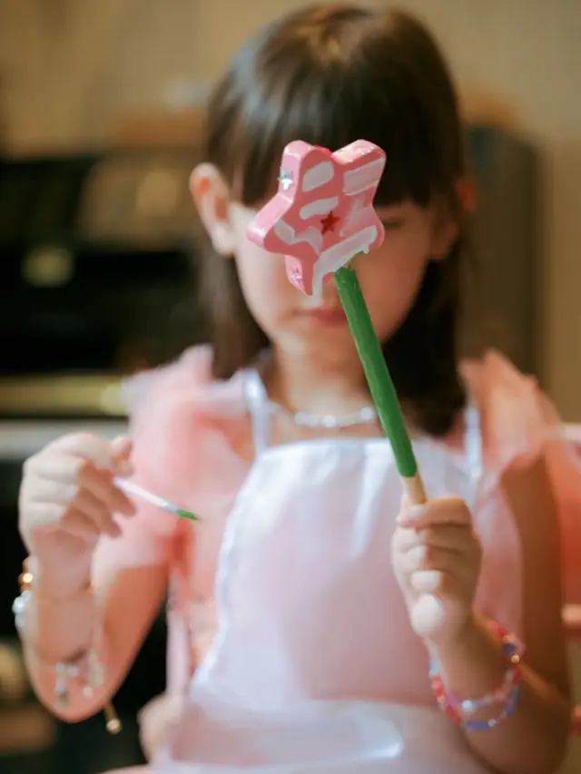 Zalina Putri Raisa dan Hamisha Daud rayakan ulang tahun ke-7 dengan rambut poninya. [@raisa6690]