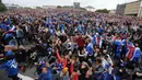Ribuan suporter Islandia merayakan kemenangan timnya atas Inggris saat nonton bersama pada laga 16 besar Piala Eropa 2016 di Reykjavik, Islandia, Selasa (28/6/2016) dini hari WIB. Islandia menang 2-1. (EPA/Eythor Arnason)