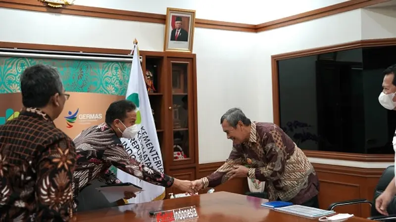 Gubernur Riau Syamsuar (kiri) saat bertemu dengan Menteri Kesehatan Budi Gunadi membahas Rumah Sakit Otak dan Jantung Riau.
