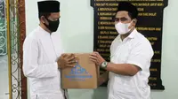 Gus Yasin, Panglima Santri Gayeng serahkan sembako bagi warga miskin di Masjid Jami Baitussalam, Kelurahan Tegalrejo, Kota Pekalongan. (Foto: Liputan6.com/ Felek Wahyu)