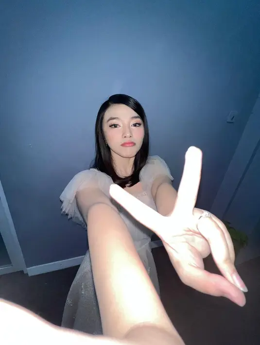 Meski begitu, Anneth tetap terlihat memesona dan menawan. Ia juga terlihat kece lewat pose mengacungkan dua jari ke depan kamera. (Liputan6.com/IG/@anneth.dlc).