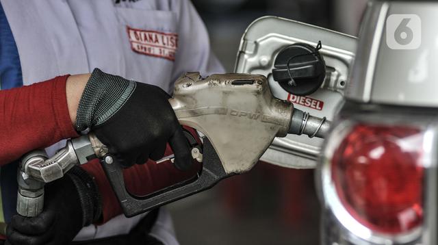 Petugas memegang nozzle saat melakukan pengisian bahan bakar jenis Biosolar pada kendaraan di salah satu SPBU Pertamina di Jakarta, Rabu (17/2/2021). Kementerian ESDM mencatat, pada tahun 2020 realisasi pemanfaatan biodiesel mencapai 8,46 juta kiloliter (kl). (merdeka.com/Iqbal S. Nugroho)