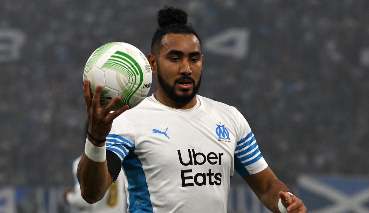 Dimitri Payet. Gelandang serang berusia 35 tahun ini sempat membela West Ham United di Liga Inggris selama 1,5 musim, mulai 2015/2016 hingga pertengahan 2016/2017 usai didatangkan dari Marseille dengan nilai transfer 15 juta euro. Ia total tampil dalam 60 laga di semua ajang bersama The Hammers dengan torehan 15 gol dan 23 assist. Pada pertengahan musim 2016/2017 ia kembali ke Liga Prancis usai dilepas West Ham ke klub lamanya Marseille dengan nilai transfer 29,3 juta euro. Hingga kini ia masih terikat kontrak hingga Juni 2024 dengan Marseille. (AFP/Nicolas Tucat)