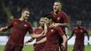 Para pemain AS Roma merayakan gol yang dicetak Diego Perotti ke gawang Inter Milan pada laga Liga Italia di Stadion San Siro, Italia, Minggu (26/2/2017). Bermain di kadang Inter, Roma menang 3-1. (AP/Luca Bruno)