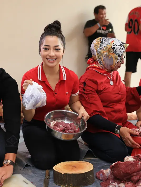 Pemeran Meta dalam sinetron Dua Wanita Cantik itu mengaku selalu ada kejadian lucu saat merayakan hari kurban. Sedangkan tahun ini, ia dikejar sapi lantaran ngamuk. (Adrian Putra/Bintang.com)