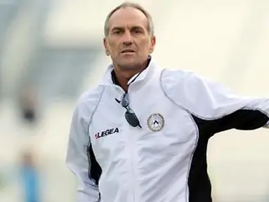 Pelatih Udinese Francesco Guidolin mengamati pasukannya bertanding menghadapi Bordeaux dalam partai persahabatan di Bayonne, Prancis, 20 Juli 2011. AFP PHOTO/NICOLAS TUCAT