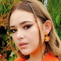 Rambut bob yang chic dan minimalis bisa di-styling dengan berbagai tampilan, dari fun sampai canggih. Seperti tampilan ala festival dengan kepang pada bagian depan(Foto: Instagram @amandamanopo)