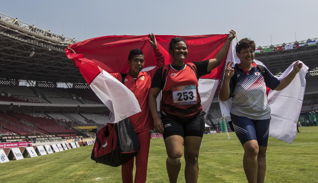 Atlet tolak peluru Indonesia, Suparniyati, bersama Tiwa melakukan selebrasi usai meraih medali emas dan perak Asian Para Games 2018 di SUGBK, Jakarta, Senin (8/10/2018). (Bola.com/Vitalis Yogi Trisna)
