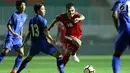 Bek Timnas Indonesia U-23, M Rezaldi Hehanusa (tengah) mencoba melewati adangan pemain Thailand U-23 pada laga persahabatan di Stadion Pakansari, Kab Bogor, Minggu (3/6). Laga berakhir imbang 0-0. (Liputan6.com/Helmi Fithriansyah)