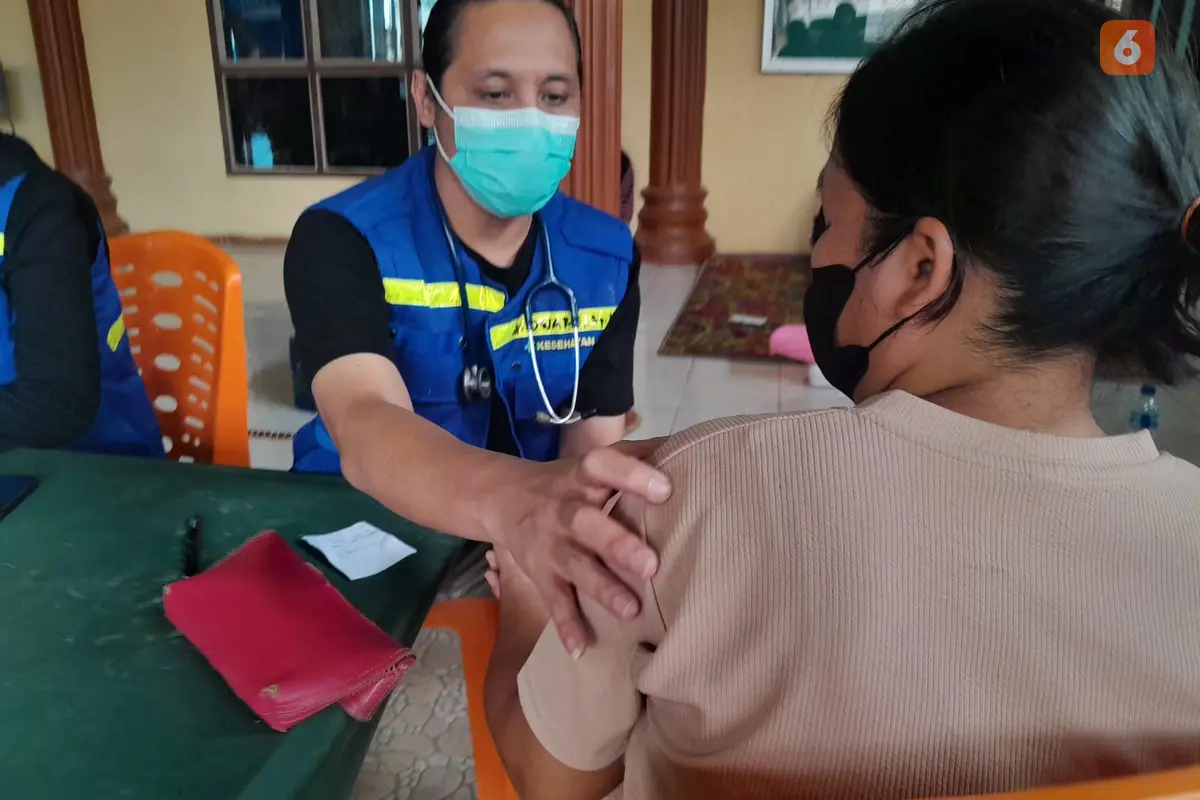 Dokter memeriksa warga Aceh Tamiang mengeluhkan nyeri lengan kiri gegara terpleset usai membersihkan lumpur usai banjir.