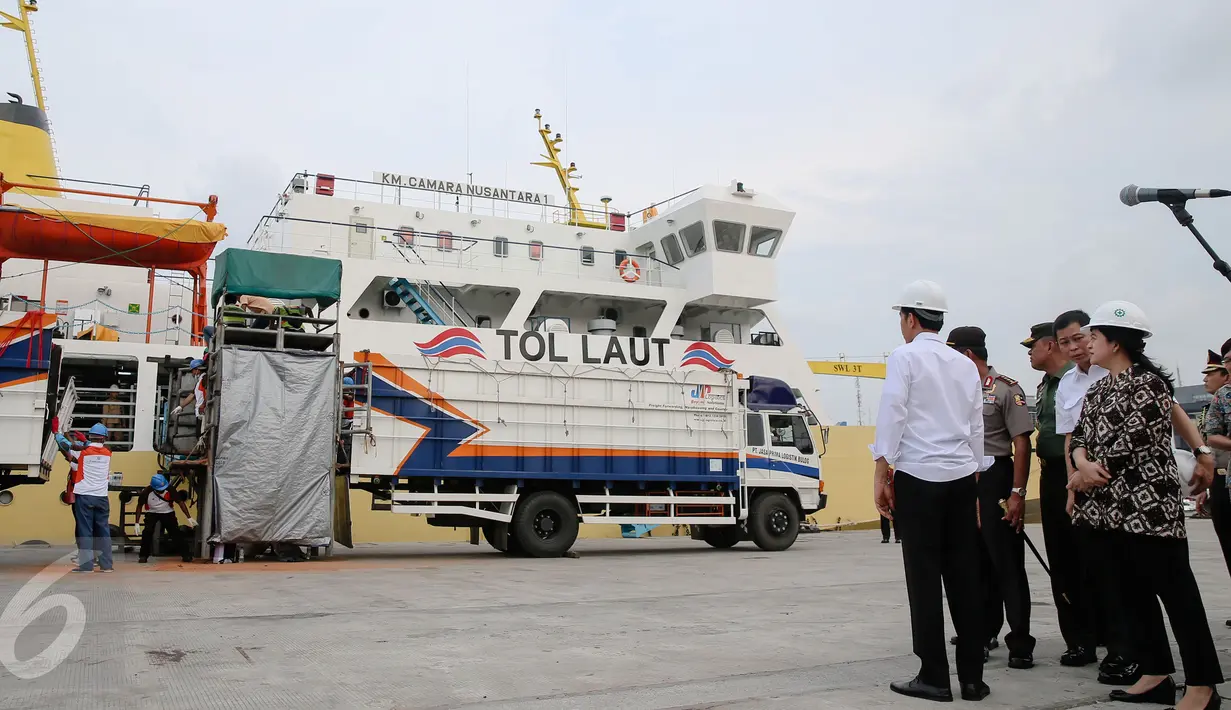 Presiden Jokowi menyambut Kapal Pengangkut Ternak KM Camara Nusantara I yang bersandar di Pelabuhan Tanjung Priok, Jakarta, (11/12). Kapal ternak harus mengikuti standar dunia, Kapal harus menjamin ternak tidak boleh stres. (Liputan6.com/Faizal Fanani)