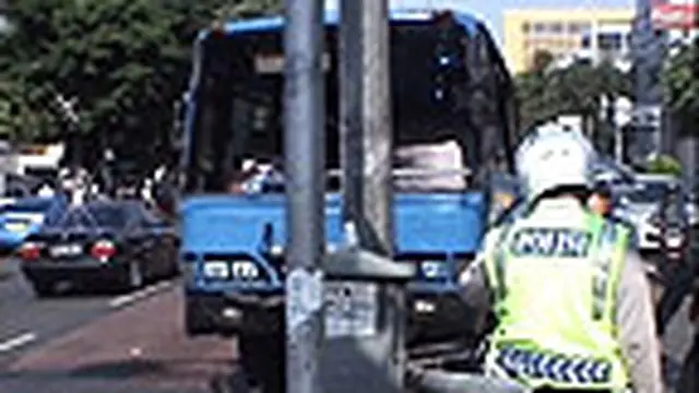 Kopaja Ugal-Ugalan Tabrak Tiang Lampu Merah