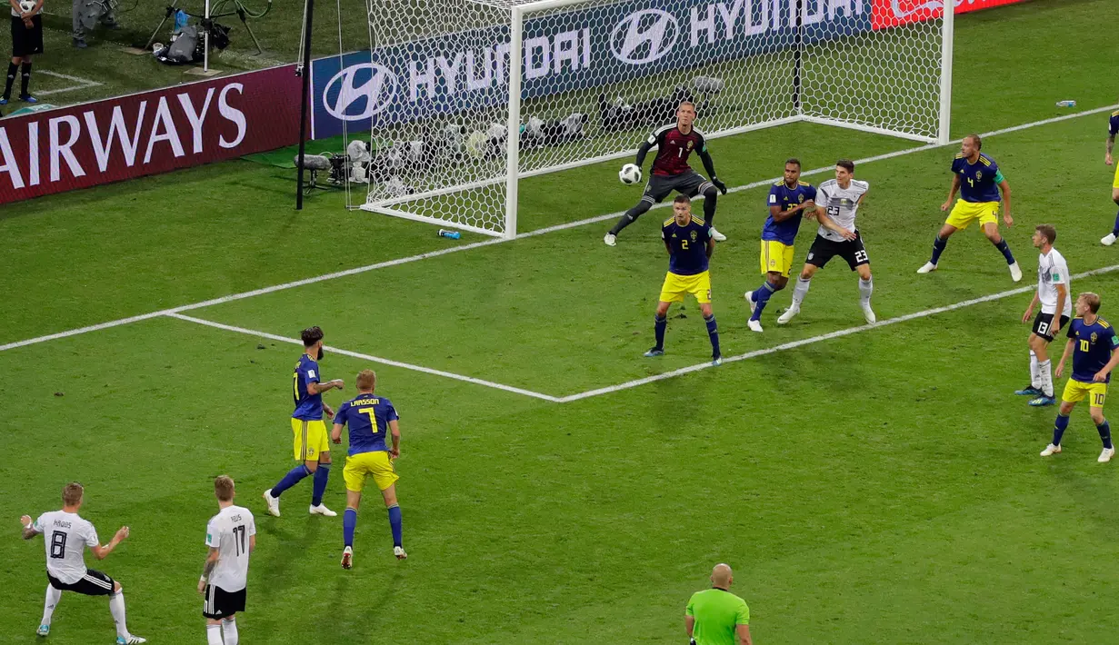 Pemain Jerman Toni Kroos (kiri) melakukan tendangan yang akhirnya membuat gol kemenangan untuk timnya saat melawan Swedia dalam pertandingan Piala Dunia 2018 di Stadion Fisht, Rusia (23/6). (AP/Sergei Grits)