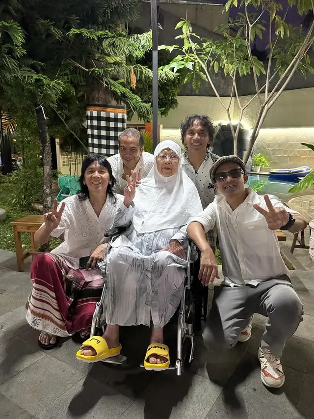 6 Potret Penampilan Keluarga Bimbim di Momen Lebaran, Kehadiran Anggota Slank