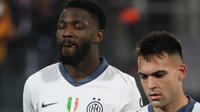 Marcus Thuram dan Lautaro Martinez lesu usai Inter Milan kalah 0-3 dari Fiorentina di Liga Italia 2024/2025. (Alberto PIZZOLI / AFP)