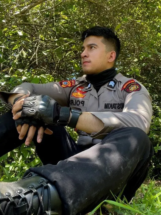 Briptu Mustakim yang Sedang Bertugas di Hutan