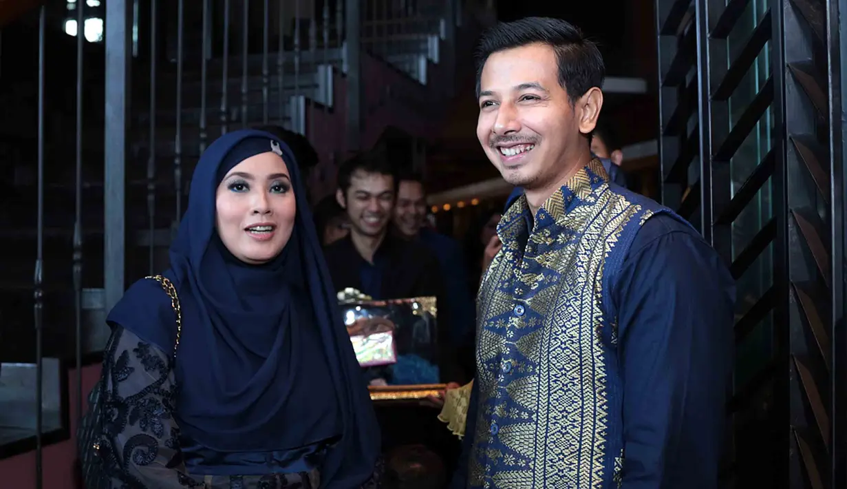 Berdasarkan Fairuz, pernikahannya nanti tidak mengunakan adat. Tapi saat mengucapkan ijab kabul, Sonny akan menggunakan bahasa Arab. Setelah selesai mengucapkan ijab Kabul, mempelai perempuan baru keluar. (Deki Prayoga/Bintang.com)