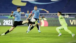 Uruguay tampil dominan dan agresif sejak laga dimulai. Sementara Paraguay bermain bertahan dan berusaha mengandalkan serangan balik. (AP/Silvia Izquierdo)