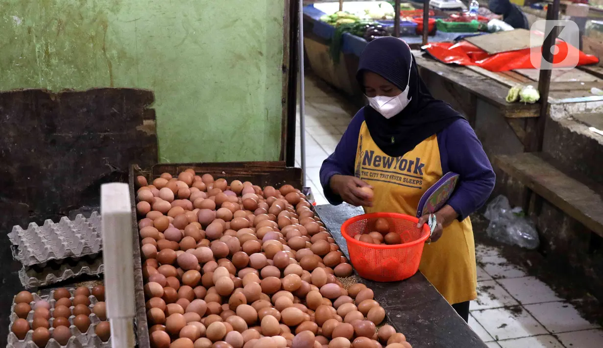 Pembeli memilih telur ayam di Pasar Kelapa Dua, Kabupaten Tangerang, Banten, Rabu (29/12/2021). Meroketnya harga telur ayam di sejumlah wilayah jelang pergantian tahun dipicu oleh harga pakan yang tinggi. (Liputan6.com/Angga Yuniar)
