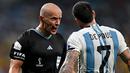 Wasit asal Polandia, Szymon Marciniak (kiri) akan memimpin pertandingan final Piala Dunia 2022 antara Argentina melawan Prancis yang digelar di Stadion Lusail Iconic, Minggu (18/12/2022). (AFP/Manan Vatsyayana)