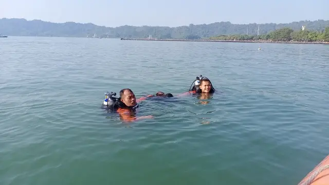 Seorang pemuda dilaporkan tenggelam bersama sepeda motornya di pemecah ombak tiga, Pantai Teluk Penyu, Kelurahan Cilacap, Kecamatan Cilacap Selatan, Kabupaten Cilacap, Jawa Tengah. (Foto: Liputan6.com/Basarnas)