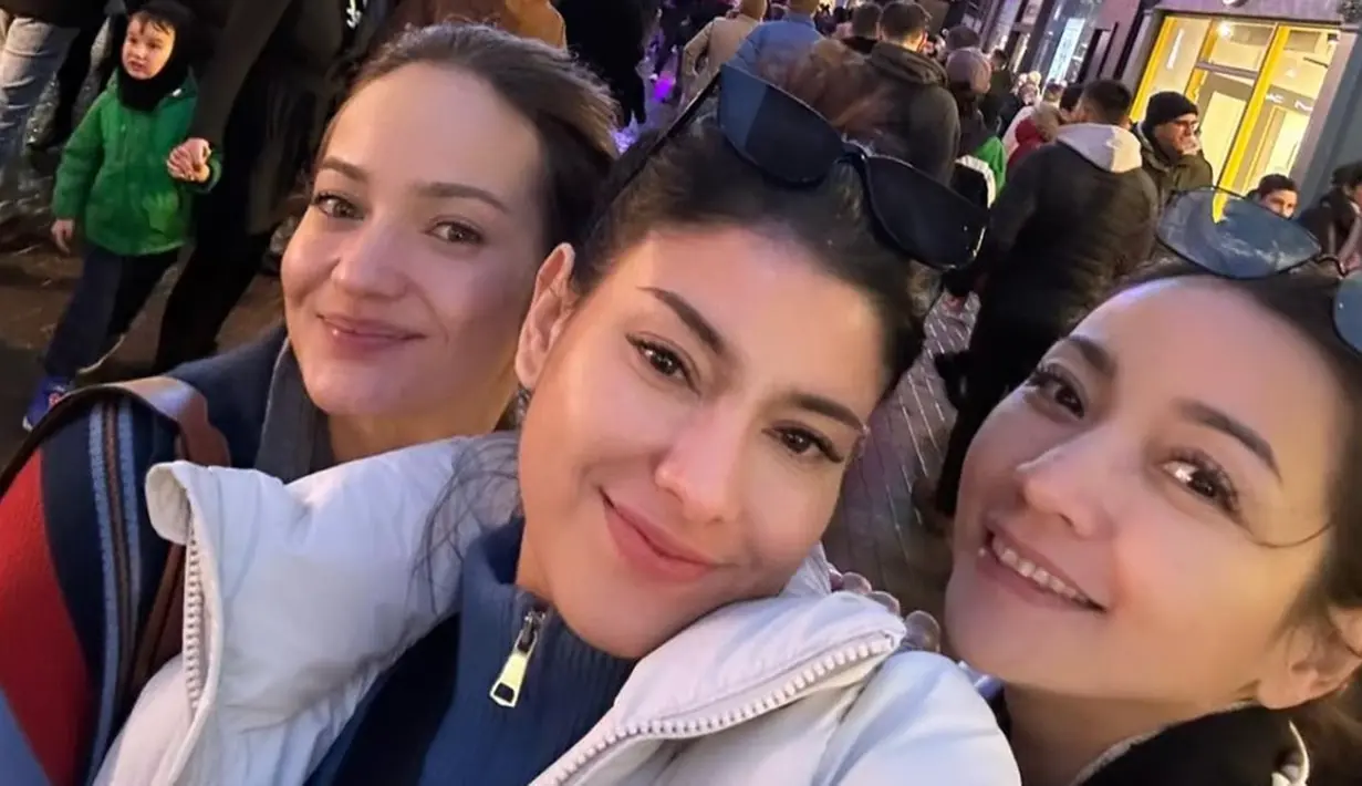 Sesampainya di sana, mereka pun langsung jalan-jalan menyusuri kota. Selfie bersama, Enzy Storia, Hesti Purwadinata dan Medina tampak begitu ceria menikmati liburan akhir tahun di London.(Liputan6.com/IG/@medinadinaaa)