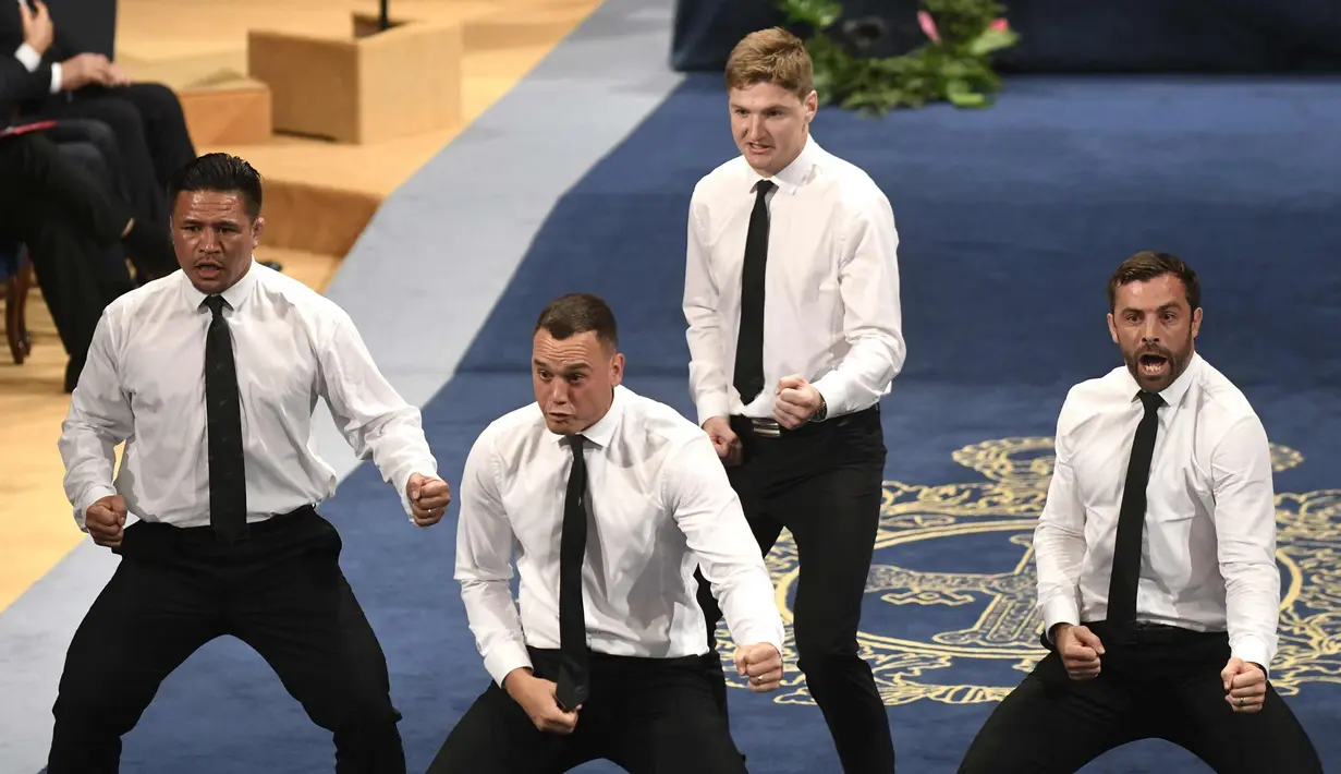 Aksi Tim rugbi Selandia Baru, All Blacks menunjukkan tarian Haka di depan Raja Spanyol, Felipe VI sebagai ungkapan kegembiraan usai meraih Princess of Asturias Award 2017 kategori olahraga di Oviedo, Spanyol (20/10). (AFP Photo/Miguel Riopa)