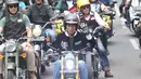 Presiden Joko Widodo (depan) saat berkendara dengan motor mengelilingi Kota Bandung, Minggu (11/10). Sepanjang perjalanan, Jokowi yang mengenakan jaket hitam, celana jins dan sneakers menyapa warga dengan melambaikan tangannya. (Liputan6.com/Angga Yuniar)