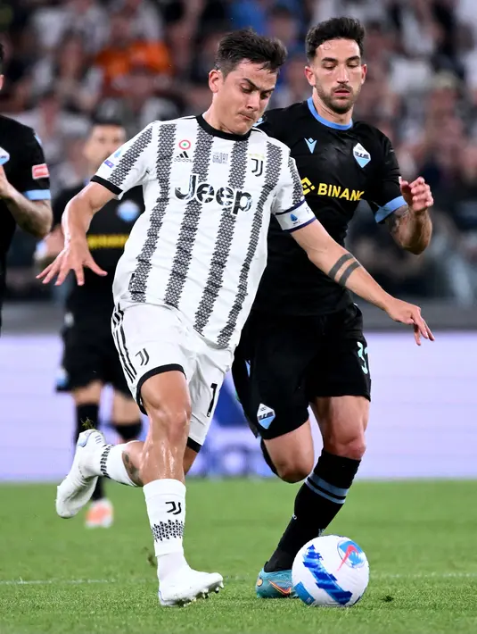 <p>Penyerang Juventus, Paulo Dybala menggiring bola dari kejaran gelandang Lazio, Danilo Cataldi pada pertandingan lanjutan Liga Serie A Italia di &ldquo;Stadion Allianz&rdquo; di Turin, Selasa (17/5/2022). Juventus bermain imbang atas Lazio 2-2. (AFP/MARCO BERTORELLO)</p>
