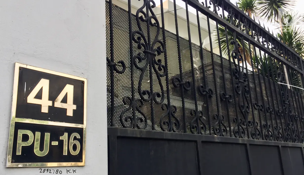 Suasana rumah tersangka kasus korupsi e-KTP Setya Novanto yang berada di Jalan Kartika Utama PU 16, Pondok Indah, Jakarta, Senin (20/11). Di kawasan tersebut, Setnov juga memiliki rumah di Jalan Gedung Pinang PU10-11. (Liputan6.com/Immanuel Antonius)