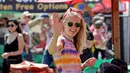 Seorang wanita tersenyum saat hari kedua Festival Glastonbury di Worthy Farm, Somerset, Inggris (28/6/2019). Gelombang panas yang melanada bagian-bagian Eropa tidak menyurutkan pengunjung untuk berkumpul di festival ini. (AP Photo/Joel C Ryan)