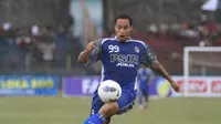 Emile Linkers, eks striker PSIM Yogyakarta jadi salah satu pemain asing yang telah didaftarkan Persela Lamongan untuk Piala Jenderal Sudirman. (Bola.com/Robby Firly)