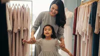 10 Inspirasi Outfit Couple Ibu dan Anak Perempuan Terbaru 2025 yang Sedang Tren
