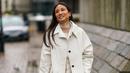 Outerwear juga bisa menjadi kunci untuk membuat outfit serba putihmu terlihat lebih menarik. Tambahkan coat atau long coat dan kamu siap pergi. Foto: Purewow.