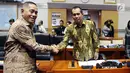 Menteri Pertahanan Ryamizard Ryacudu (kiri) bersalaman dengan Ketua Komisi I DPR, Abdul Kharis Almasyhari usai mengikuti rapat di Senayan, Jakarta, Kamis (7/6). (Liputan6.com/JohanTallo)