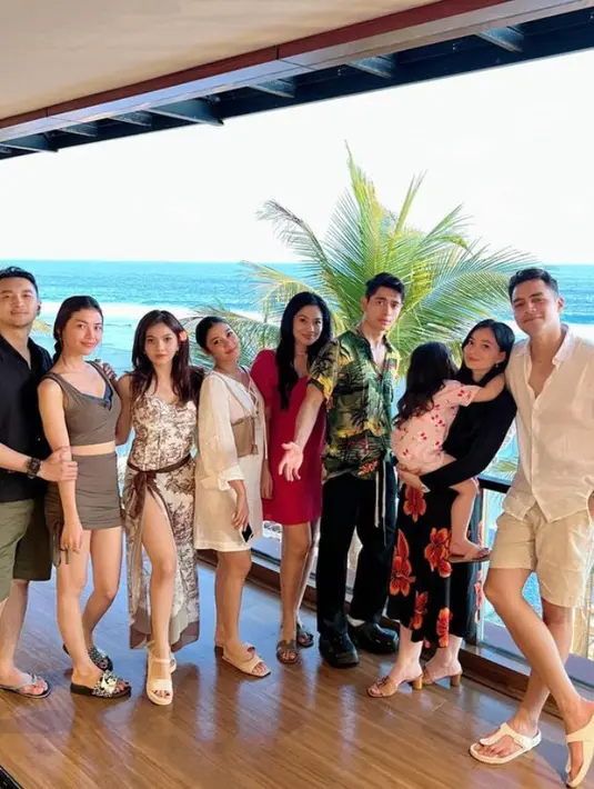 Naysila mengenakan mini dress lengan panjang putih, Titi Kamal mengenakan mini dress merah lengan balon. Dan Asmirandah tampil dengan atasan lengan panjang hitam dipadu rok motif bunga. [@titi_kamall]
