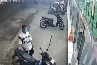 CCTV pria membawa kabur motor milik kekasihnya di Bandung. (istimewa)