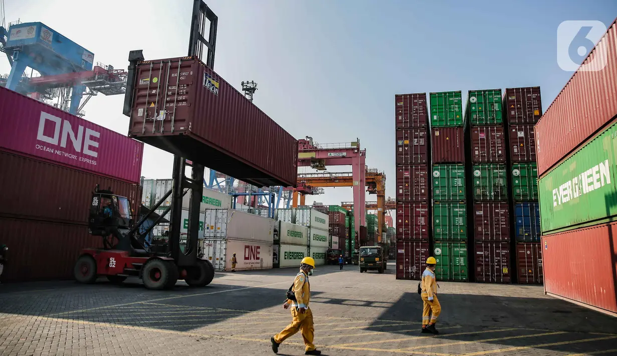 Aktivitas bongkar muat peti kemas di Pelabuhan Tanjung Priok, Jakarta, Kamis (14/4/2022). Kenaikan harga komoditas global di tengah perang Rusia-Ukraina tetap menjadi pendorong utama terjadinya surplus yang besar karena mendorong kinerja ekspor Indonesia. (Liputan6.com/Faizal Fanani)