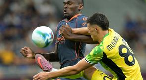 Penyerang Inter Milan asal Prancis #14, Ange-Yoan Bonny, berebut bola dengan bek Sassuolo asal Bosnia #80, Tarik Muharemovic, dalam pertandingan Serie A Italia antara Inter Milan dan Sassuolo di Stadion San Siro, Milan, pada 21 September 2025. (Stefano RELLANDINI/AFP)