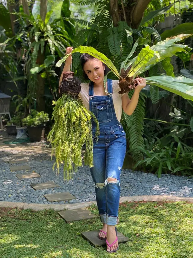7 Gaya Yuni Shara Berkebun, Dari Pakai Daser Hingga Celana Sobek