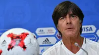 Pelatih Jerman, Joachim Loew, menggelar jumpa pers usai latihan terakhir jelang laga final Piala Konfederasi melawan Cile di St Petersburg, Sabtu (1/7/2017). (AFP/Mladen Antonov)