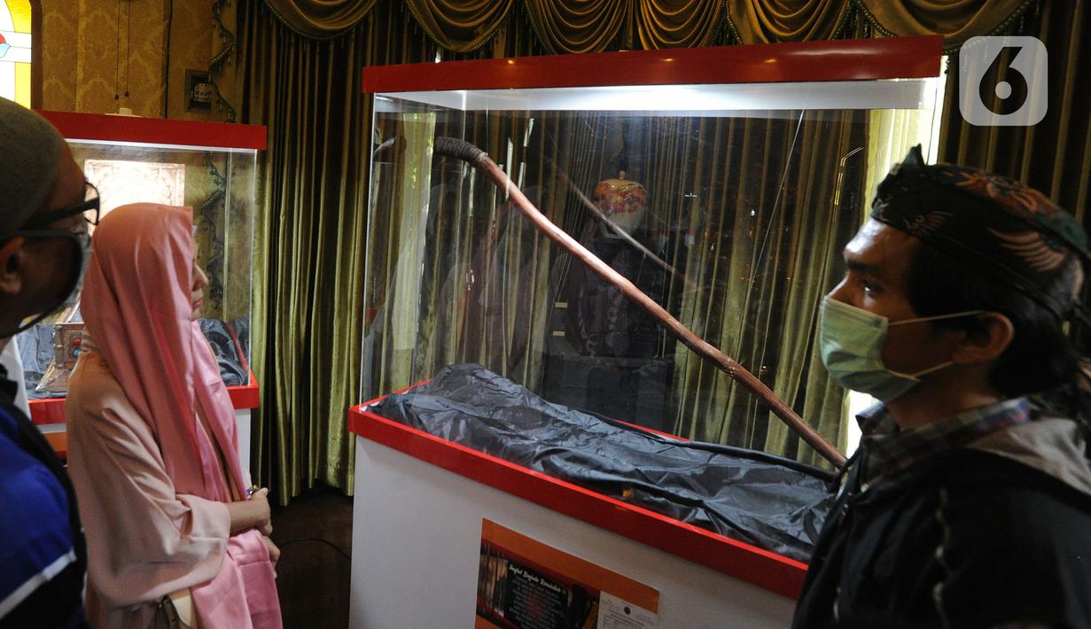 Pengunjung melihat-lihat benda saat Pameran Artefak Rasulullah dan Sahabat Nabi di Padepokan Welas Asih, Parung, Kabupaten Bogor, Jawa Barat, Minggu  (26/7/2020). Pameran ini bertujuan sebagai syiar untuk lebih menumbuhkan kecintaan kepada Rasulullah SAW. (merdeka.com/Arie Basuki)