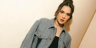 Dalam foto terbarunya, Raisa tampil mengenakan cropped jacket dari Louis Vuitton bercorak kotak-kotak hitam abu-abu, yang dipadunya dengan midi skirt dengan detail high slit. Foto: Instagram.