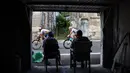 Pembalap melintasi pemukiman saat beraksi pada ajang Tour de France 2023 di Mont-de-Marsan, Prancis (7/7/2023). (Photo by Anne-Christine POUJOULAT / AFP)