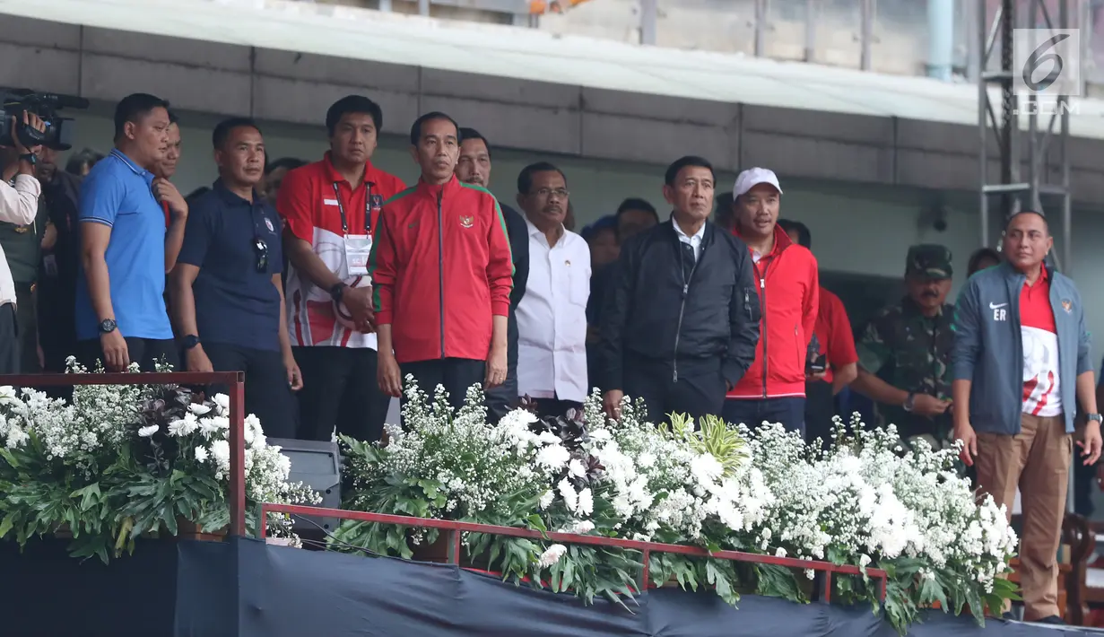 Presiden RI, Joko Widodo (tengah) bersama sejumlah menteri menyaksikan langsung laga pembuka turnamen Piala Presiden 2018 di Stadion GBLA, Bandung, Selasa (16/1). Laga dimenangkan Persib 1-0 atas Sriwijaya FC. (Liputan6.com/Helmi Fithriansyah)